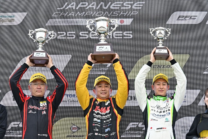 ⽩崎稜がポール・トゥ・ウインで初優勝︕